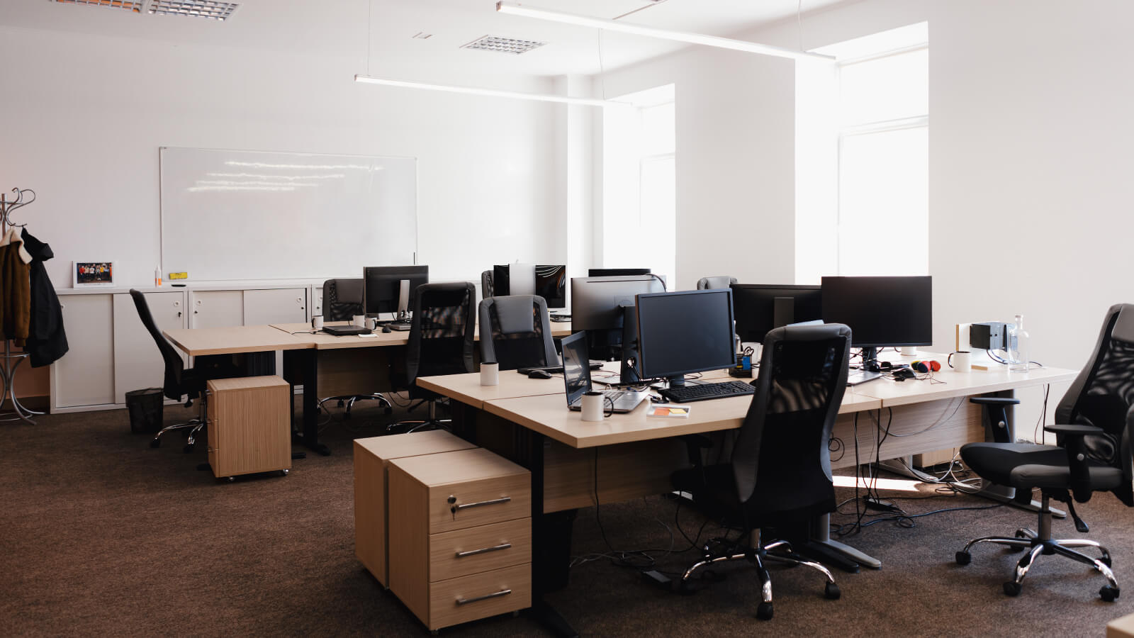 How to setup luxury office cubicles & workstations with pre-owned furniture